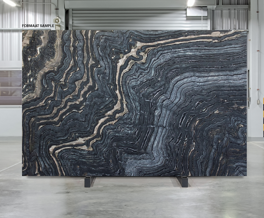 Foto van Silver Brown Wave marmer met golven van bruine aders op een diepzwarte en grijze achtergrond, een kunstwerk in natuursteen.